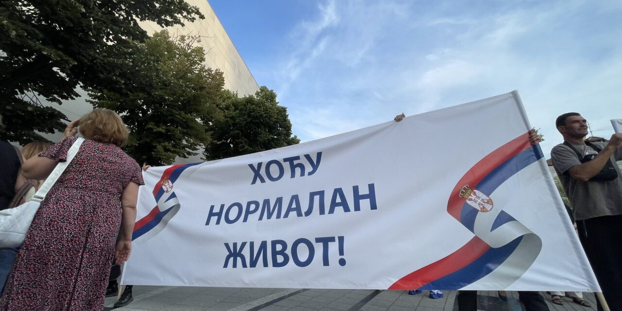 Sokfelé szervezetten utaztatták, mégis kevesen voltak és gyorsan szét is széledtek a haladó ellentüntetők