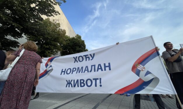 Sokfelé szervezetten utaztatták, mégis kevesen voltak és gyorsan szét is széledtek a haladó ellentüntetők