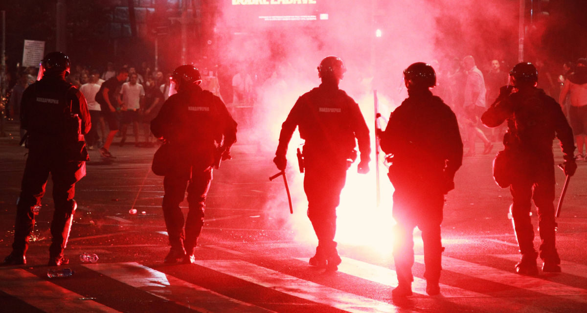 Páncélkocsikat és könnygázt is bevetett a rendőrség