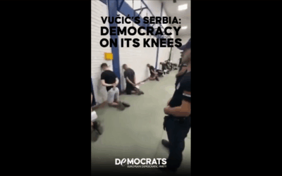 Megbilincselt kézzel, a fal felé fordulva térdelő diákok – így fest ma Vučić Szerbiája Brüsszel hallgatása nem semlegesség, hanem bűnrészesség