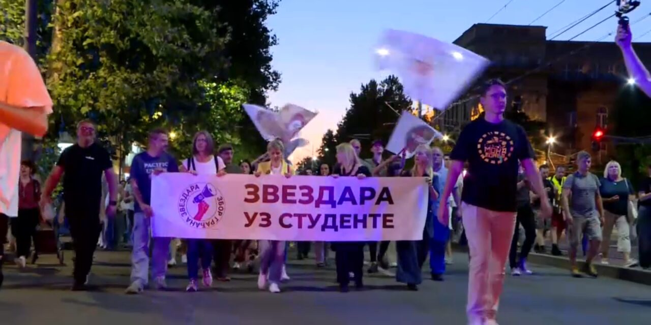 <span class="entry-title-primary">A miniszterelnök villája előtt és a parlamenti elnök fivérének házánál tüntettek</span> <span class="entry-subtitle">„Az igazság alszik, ti nem fogtok”</span>