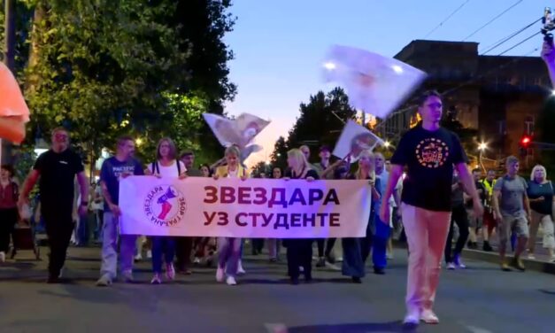 A miniszterelnök villája előtt és a parlamenti elnök fivérének házánál tüntettek