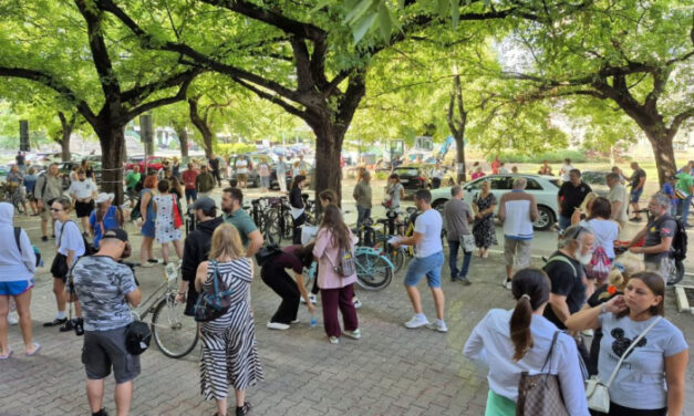 Tüntetnek az újvidéki bíróság épülete előtt