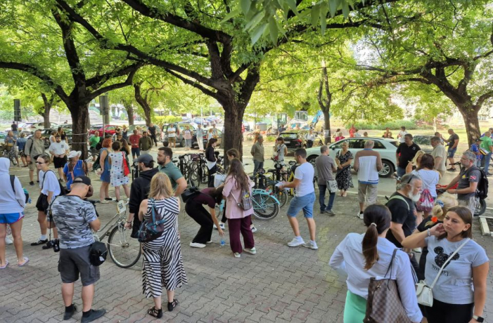 Tüntetnek az újvidéki bíróság épülete előtt