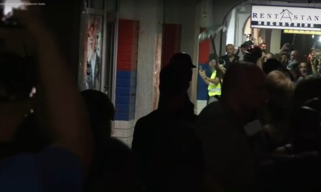 Összetörték a Szerb Haladó Párt újvidéki irodáját