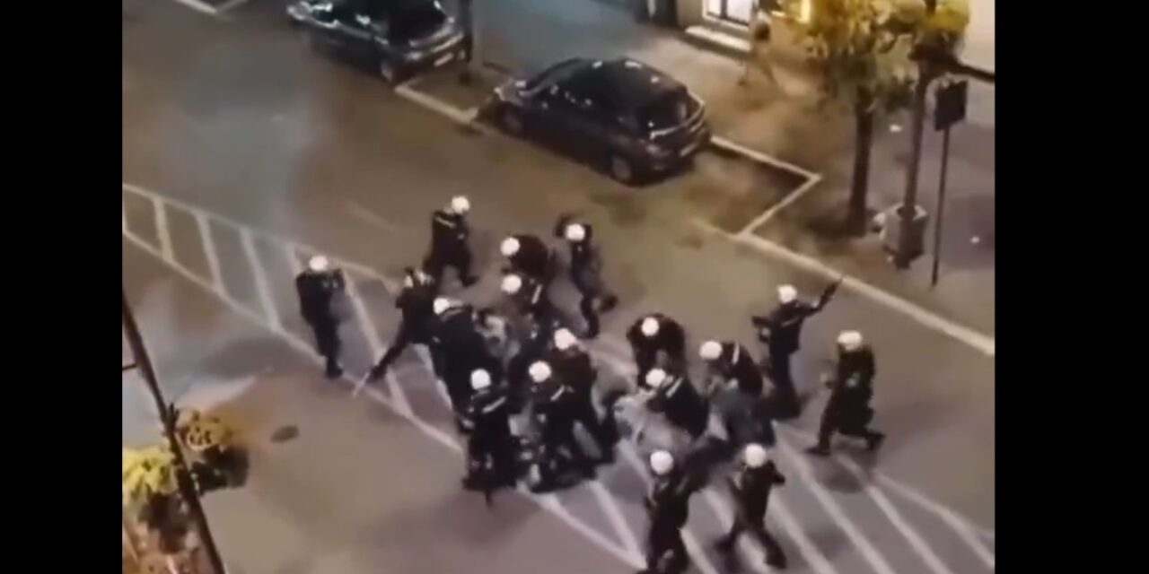Brutálisan megverték a rendőrök a tüntetőket Valjevóban