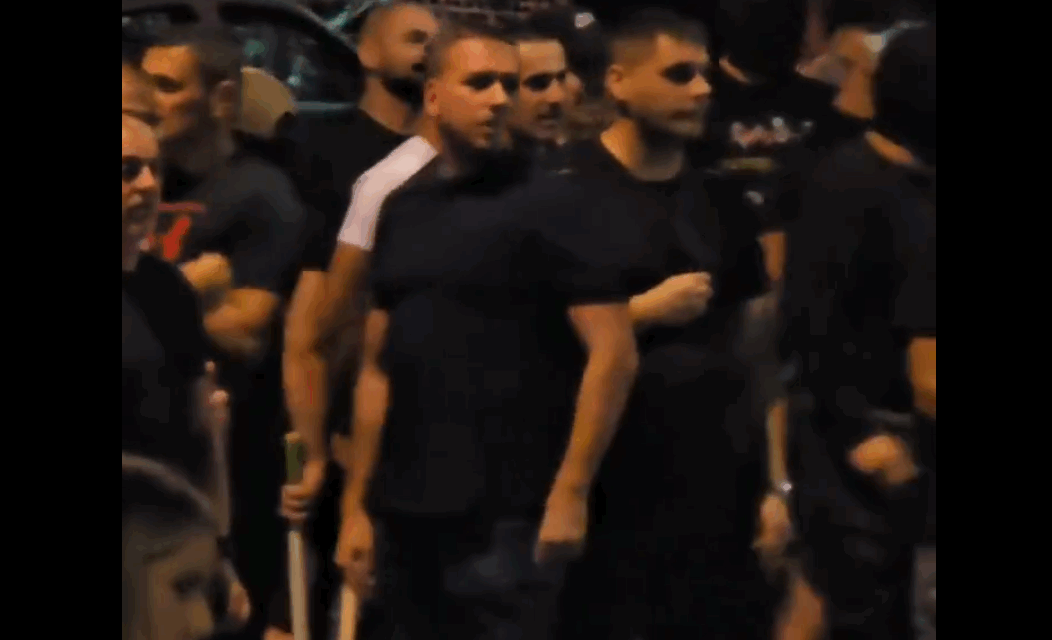 Botokkal felfegyverzett verőlegények vonultak fel a fővárosban (Videó)