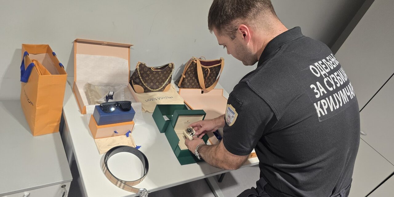 Több mint 23 ezer euró értékű luxuscikket találtak az utas poggyászában