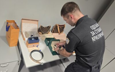 Több mint 23 ezer euró értékű luxuscikket találtak az utas poggyászában