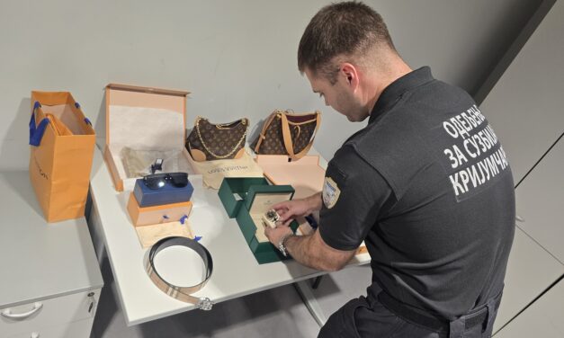 Több mint 23 ezer euró értékű luxuscikket találtak az utas poggyászában