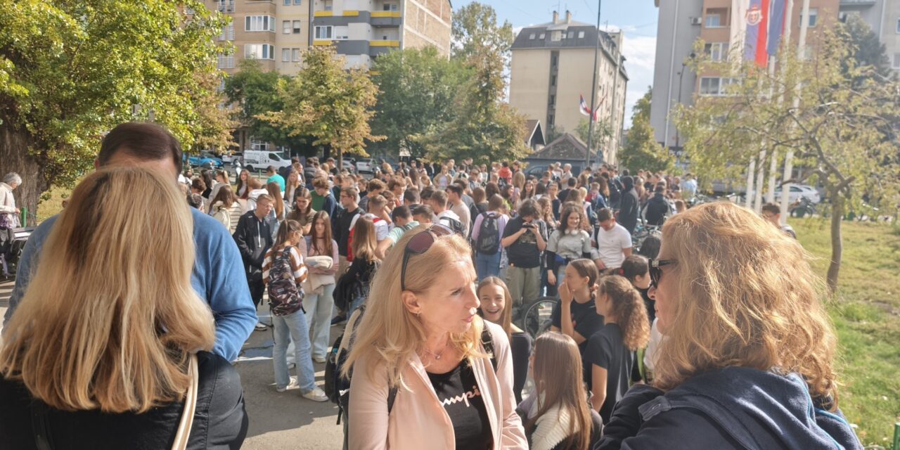 Újabb egyórás figyelmeztető sztrájkot tartottak az újvidéki Zmaj Gimnázium tanárai