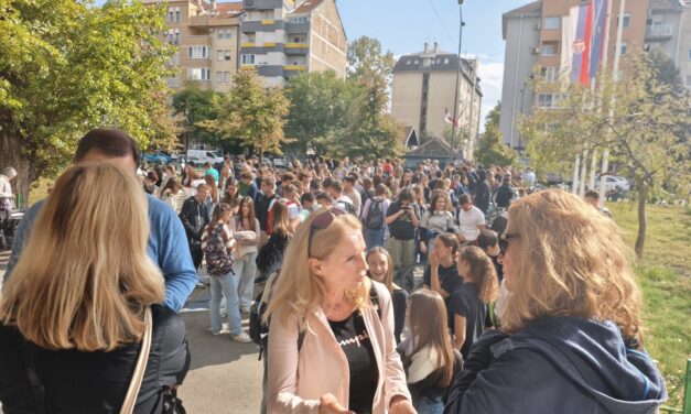 Újabb egyórás figyelmeztető sztrájkot tartottak az újvidéki Zmaj Gimnázium tanárai