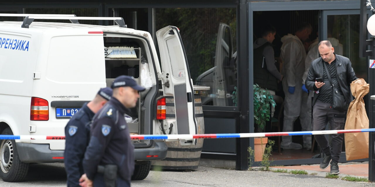 Kiszálltak a furgonból a támadók és tüzet nyitottak a belgrádi szórakozóhely vendégeire