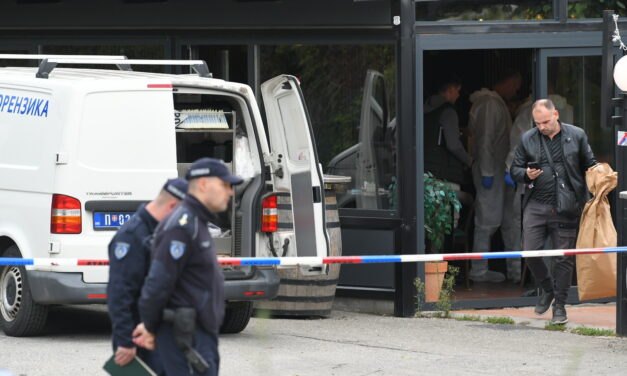 Kiszálltak a furgonból a támadók és tüzet nyitottak a belgrádi szórakozóhely vendégeire