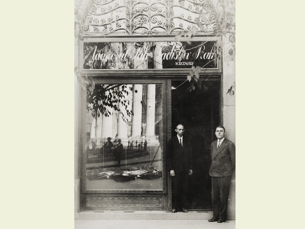 1920: Szabadság tér, Bak László szűcsmester üzlete, a kirakatüvegben a Népszínház, (Fotó: Fortepan/Milko)