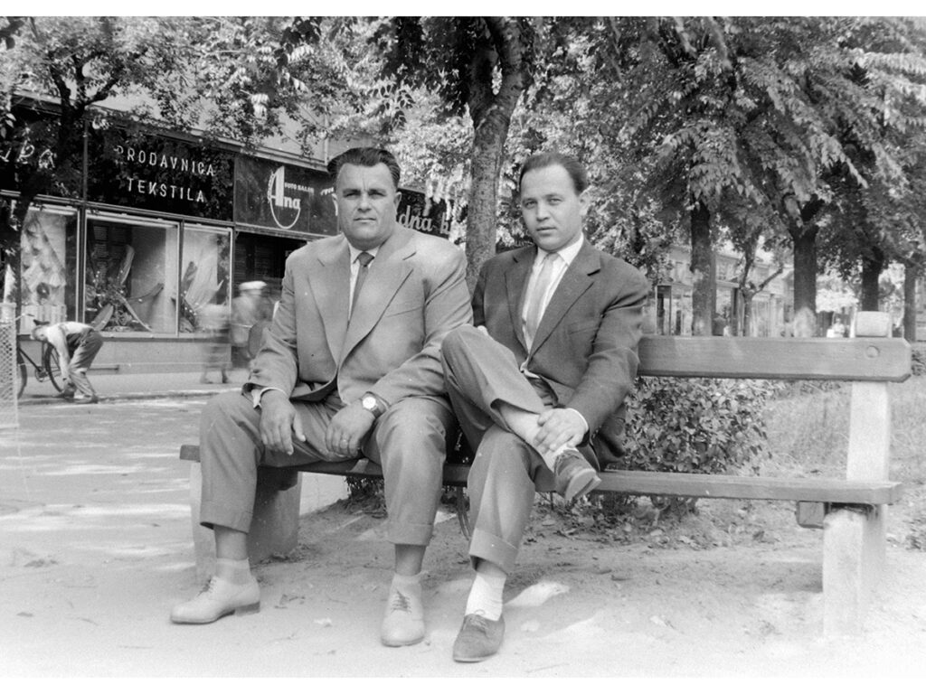 1966: Szabadkai férfiak a "majompőlaccon", (Fotó: Fortepan)