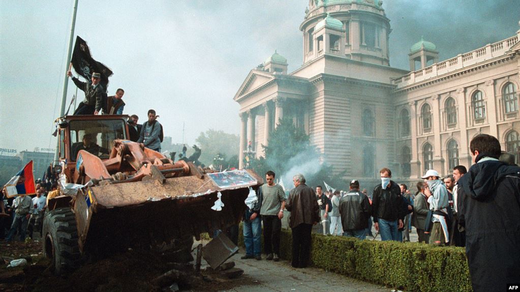 <span class="entry-title-primary">25 évvel ezelőtt szenvedett választási vereséget Slobodan Milošević</span> <span class="entry-subtitle">Milyen hasonlóságok vannak az akkori és a mostani események között?</span>