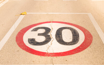 A városokban a 30 km/h sebességkorlátozás csökkentené a halálos balesetek számát