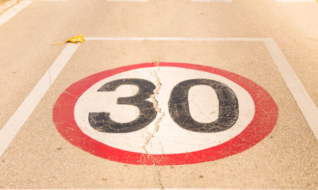 A városokban a 30 km/h sebességkorlátozás csökkentené a halálos balesetek számát