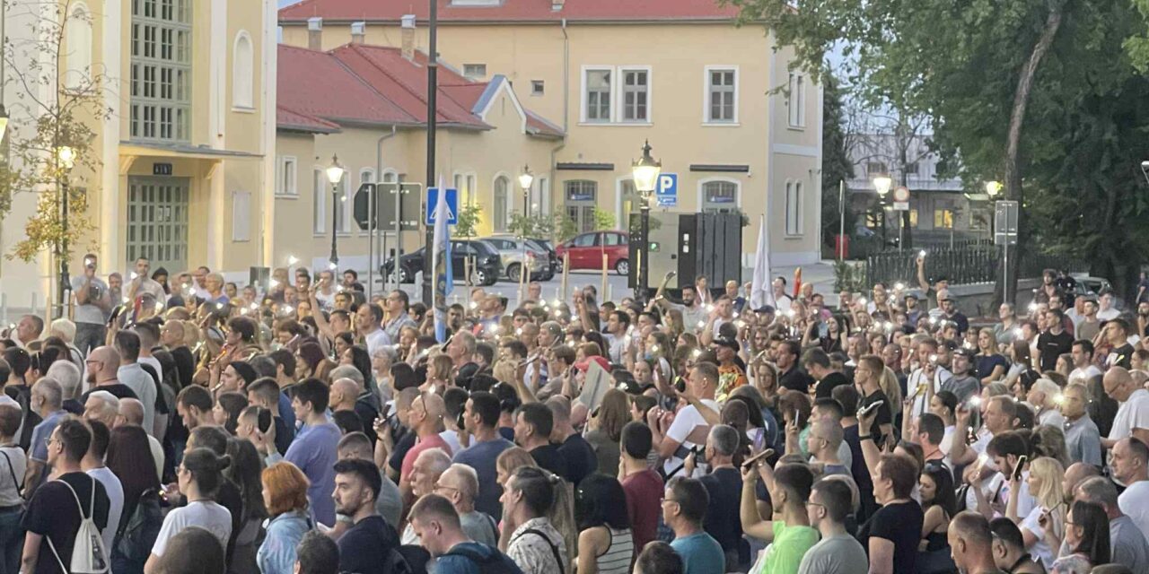 <span class="entry-title-primary">A szabadkaiak sem felejtenek</span> <span class="entry-subtitle">Tömeges tüntetés volt Szabadkán (Galéria)</span>