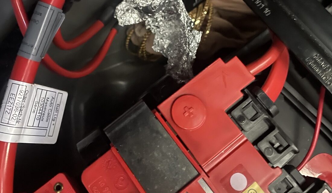 Az indítóakkumulátor mögé rejtette az aranyékszert