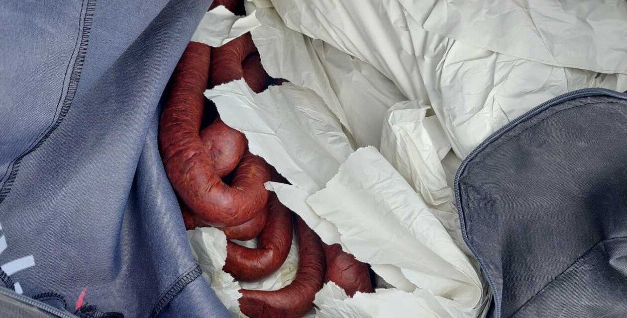 Fél tonna sudžuk kolbászt és estélyi ruhákat találtak a vámosok egy járműben