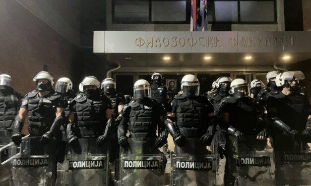 Több mint 900 személyt vettek őrizetbe az előtető leomlása óta