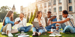 A legtöbben ott szeretnének tanulni, ahol a legjobb képzést kapják, ami biztosíthatja a jövőjüket (Fotó: Shutterstock)