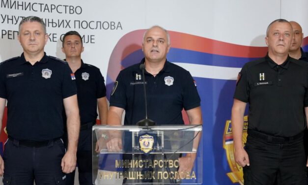 A rendőrség ismét százezres kormánypárti és alig ötezres civil tüntetésről beszél