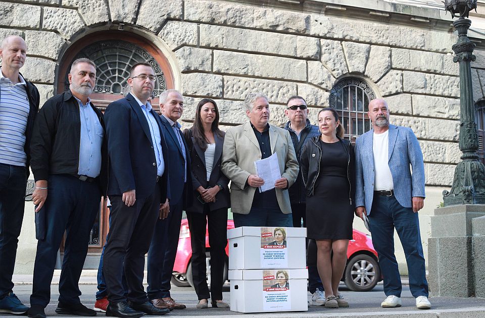 A Néppárt 32 ezer aláírást adott át a legfőbb ügyész leváltásáért