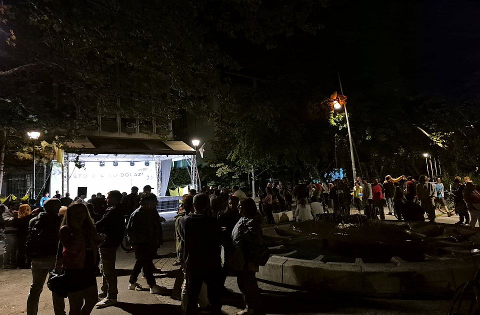 Bogdan Jovičić éhségsztrájkoló diákért tüntetnek az újvidéki egyetemi kampuszban