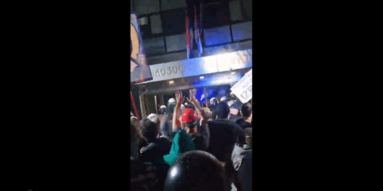 Nagyon úgy tűnik, hogy Újvidéken a rendőrség támadt rá a tüntetőkre és nem fordítva (Videóval)