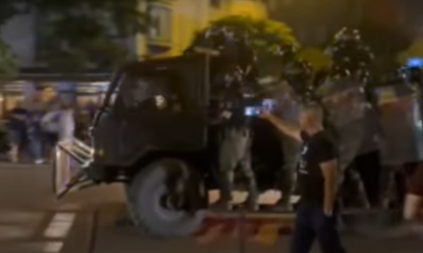 A csendőrség még az elsősegélynyújtó orvoscsapatot is „kitakarította” az egyetemi kampuszból