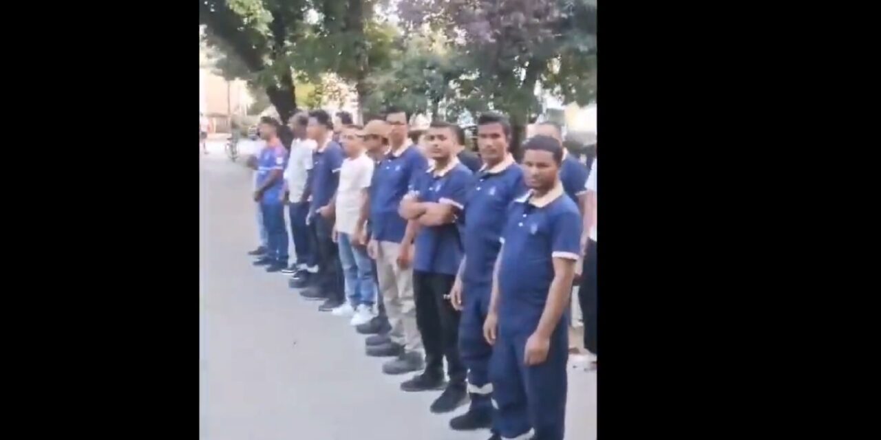 Kínai és bangladesi vendégmunkások a blokádok elleni tüntetéseken