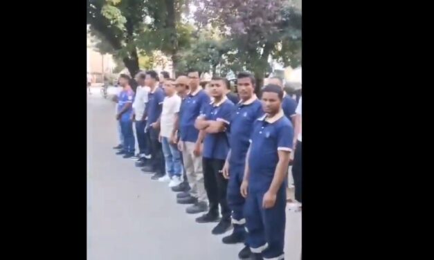 Kínai és bangladesi vendégmunkások a blokádok elleni tüntetéseken