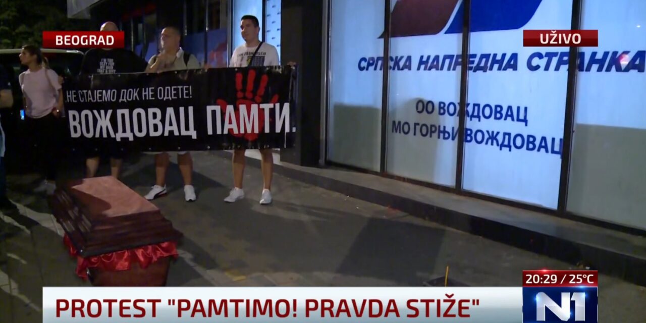 A Szerb Haladó Párt irodájánál „temették el” az álarcot, a szendvicset és a gumibotot