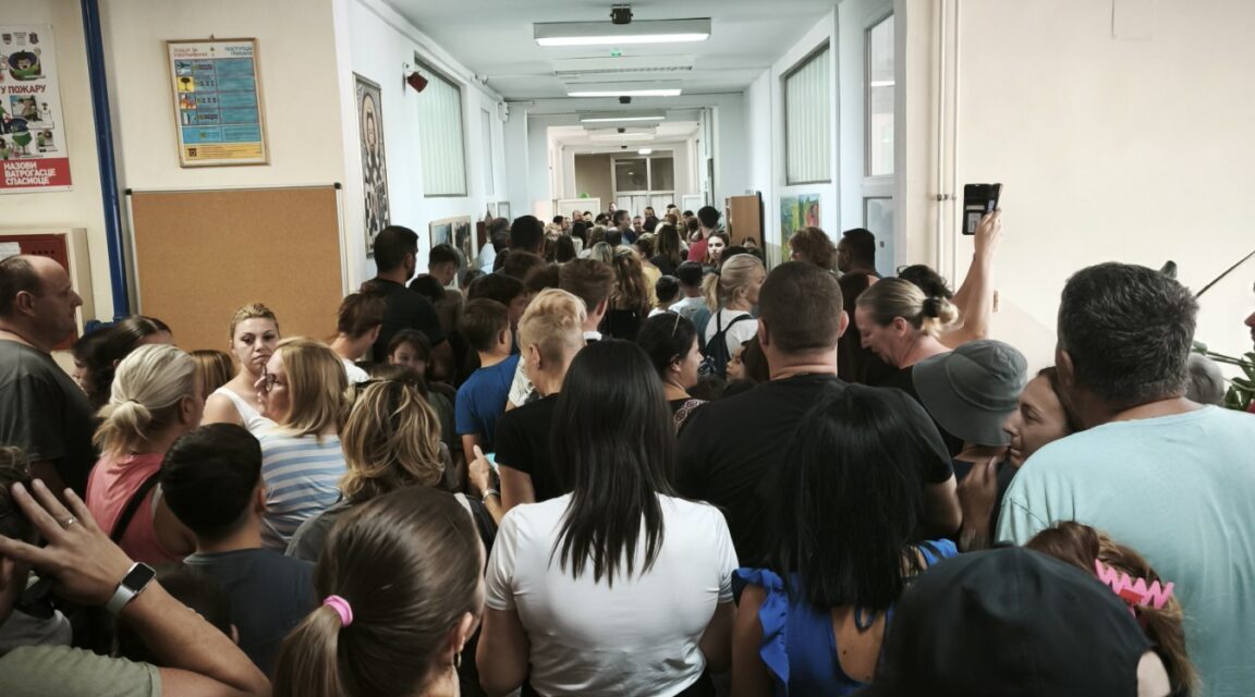 <span class="entry-title-primary">Bezárkózott a női vécébe, a rendőrök menekítették ki a haladópárti iskolaigazgatót</span> <span class="entry-subtitle">A szülők félbeszakították a tantestületi ülést</span>