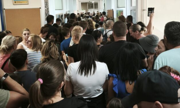 Bezárkózott a női vécébe, a rendőrök menekítették ki a haladópárti iskolaigazgatót