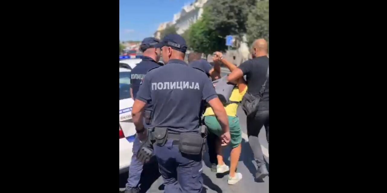 Bilincsben vitték el az újvidéki tragédia áldozataira emlékező általános iskolai tanárt (Videó)