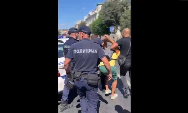 Bilincsben vitték el az újvidéki tragédia áldozataira emlékező általános iskolai tanárt (Videó)