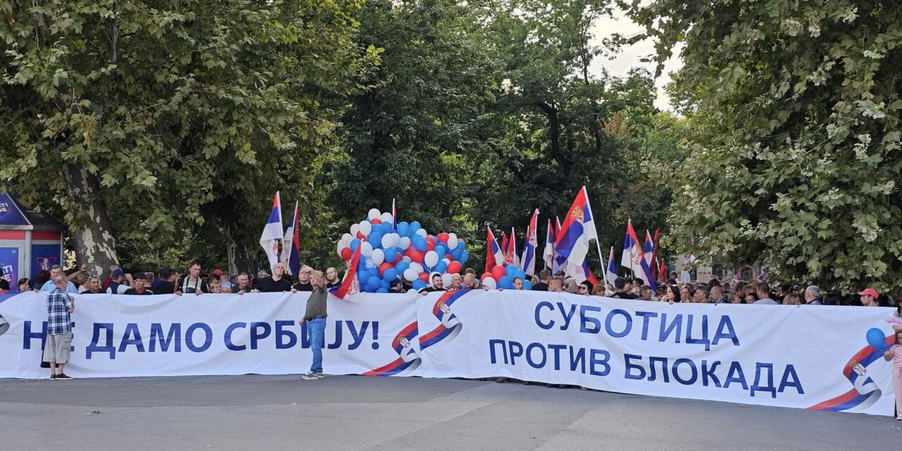 A szabadkai vasútállomás előtt tüntettek a hatalmi párt hívei a blokádok ellen