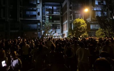 Tüntetnek az újvidéki bíróság előtt a pénteken letartóztatottak miatt