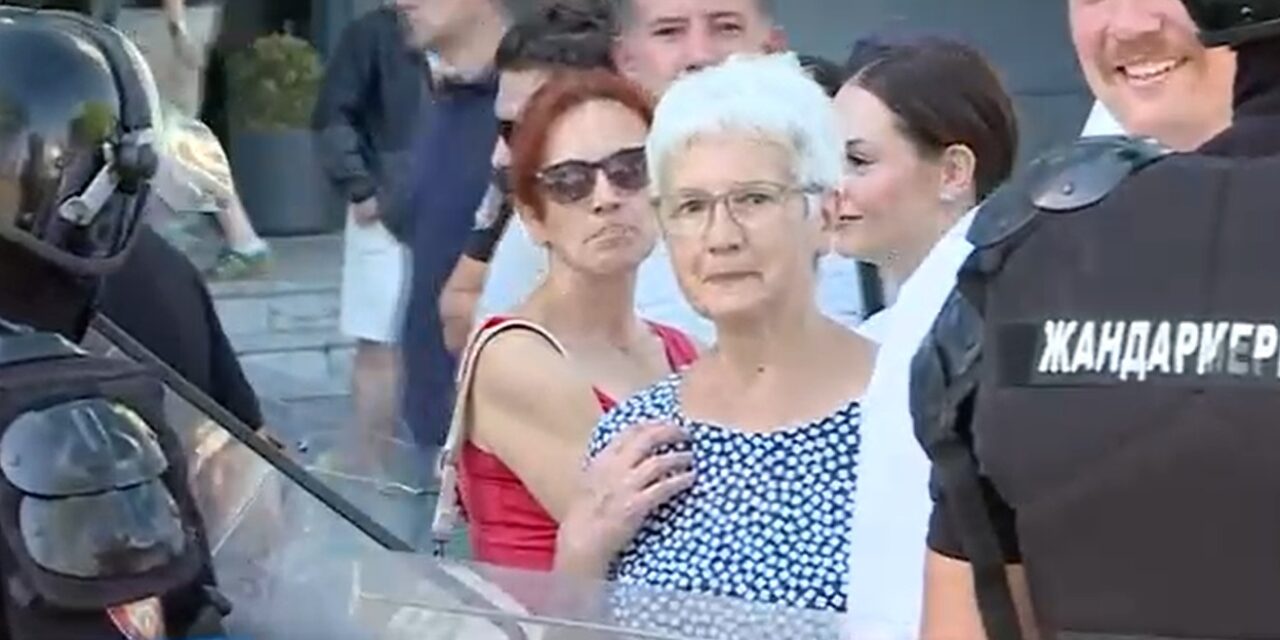 Megkezdődött a katonai parádé, a csendőrség nem engedi a polgárokat a rendezvényre