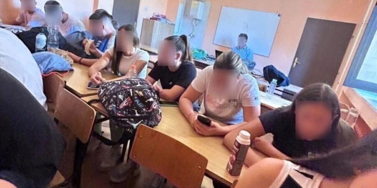 Hátat fordítottak a tanárnak, aki a tiltakozások miatt elbocsátott osztályfőnök helyére jött