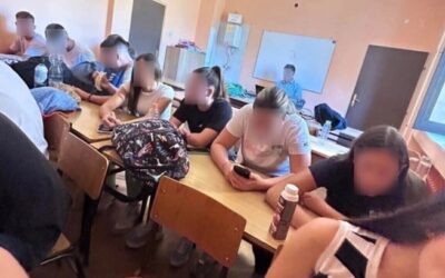 Hátat fordítottak a tanárnak, aki a tiltakozások miatt elbocsátott osztályfőnök helyére jött