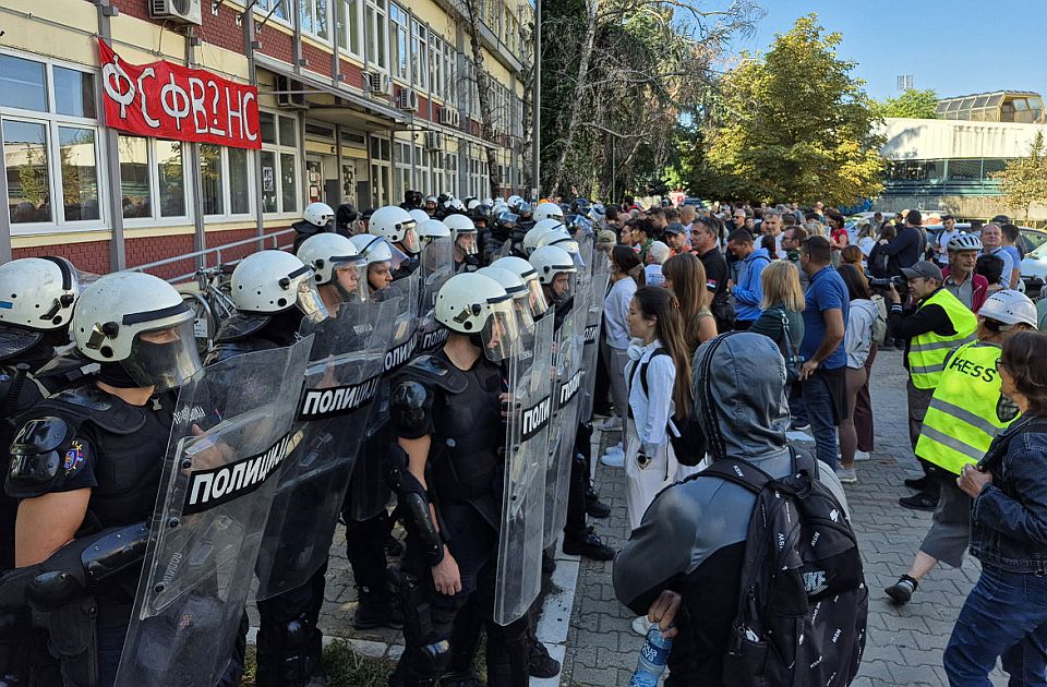 Összetűzésbe kerültek a polgárok és egyetemisták a rendőrökkel a Testnevelési Karnál