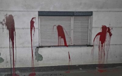 Miután hazaért a tüntetésről, festékkel dobálták meg a házát