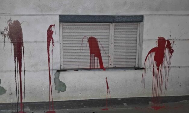 Miután hazaért a tüntetésről, festékkel dobálták meg a házát