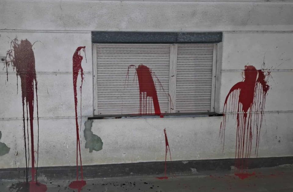 Miután hazaért a tüntetésről, festékkel dobálták meg a házát