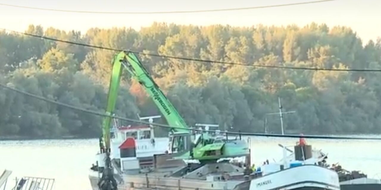 Két és fél év után kezdték el kihúzni a Szávából a Freestyler állóhajót